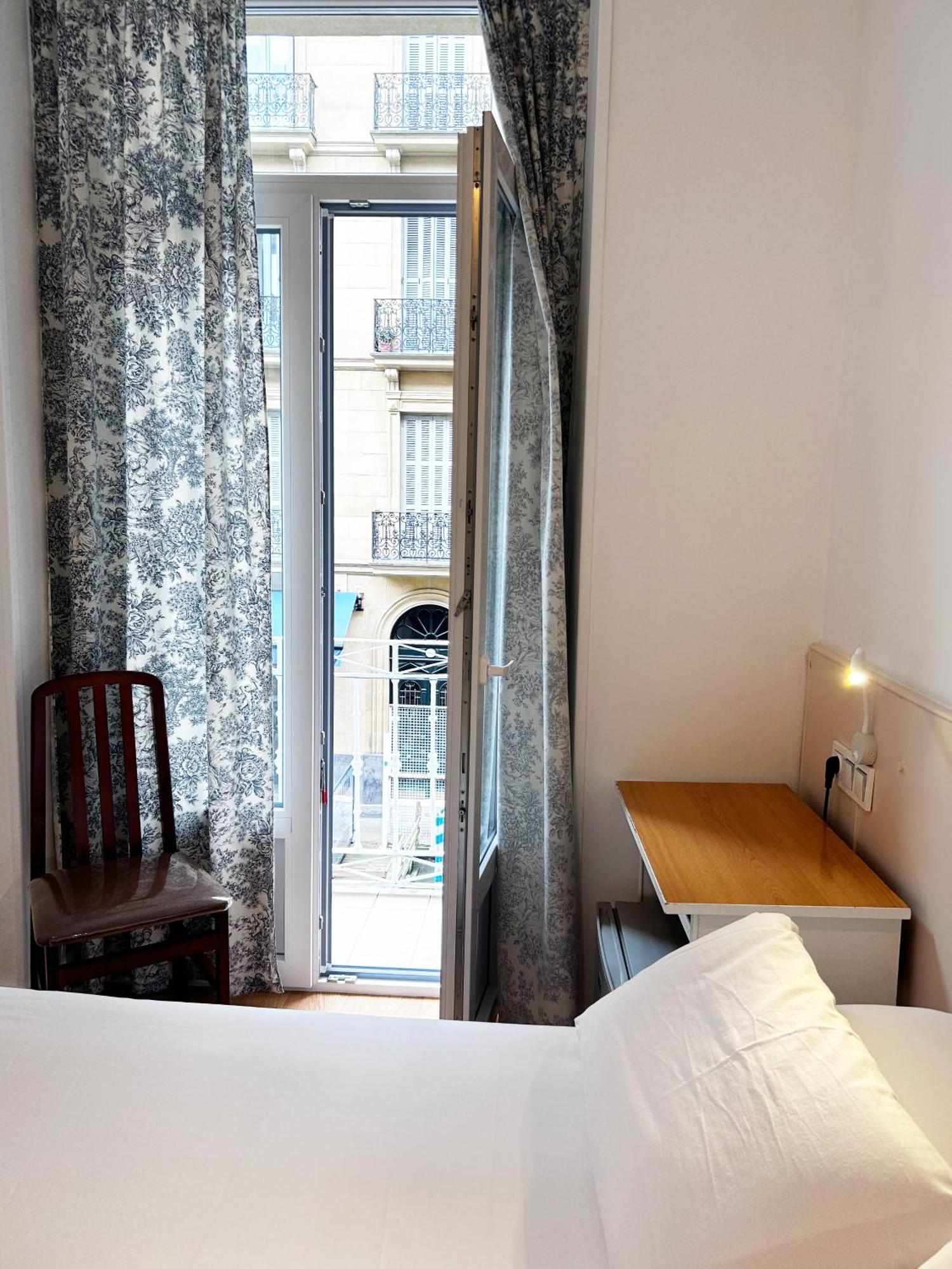 Habitación con cama grande y balcón